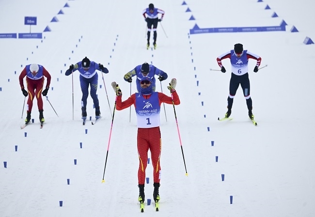 2月8日，王強(qiáng)（中）慶祝奪冠。新華社記者 張龍攝