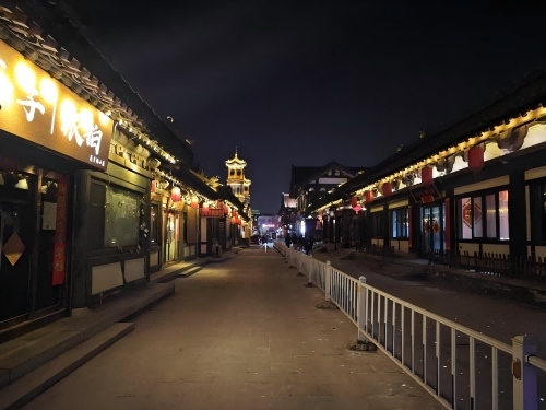 道歉公告發(fā)布后，夜晚10時(shí)的古城。人民網(wǎng)記者 黃鈺攝