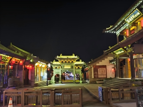 道歉公告發(fā)布后，凌晨5時(shí)的古城。人民網(wǎng)記者 黃鈺攝