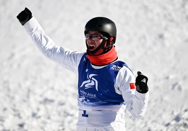 2月9日，李心鵬在比賽后慶祝。新華社記者 夏一方攝