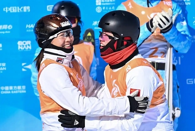 2月10日，中國隊(duì)選手李心鵬（前右）與徐夢桃慶祝。新華社記者 楊晨光攝