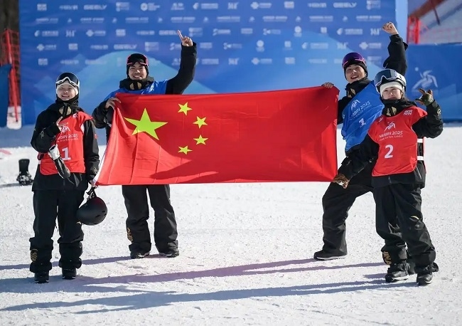 2月10日，中國隊選手張小楠、楊文龍、姜鑫杰與熊詩芮（從左至右）在比賽后慶祝。新華社記者 楊青攝
