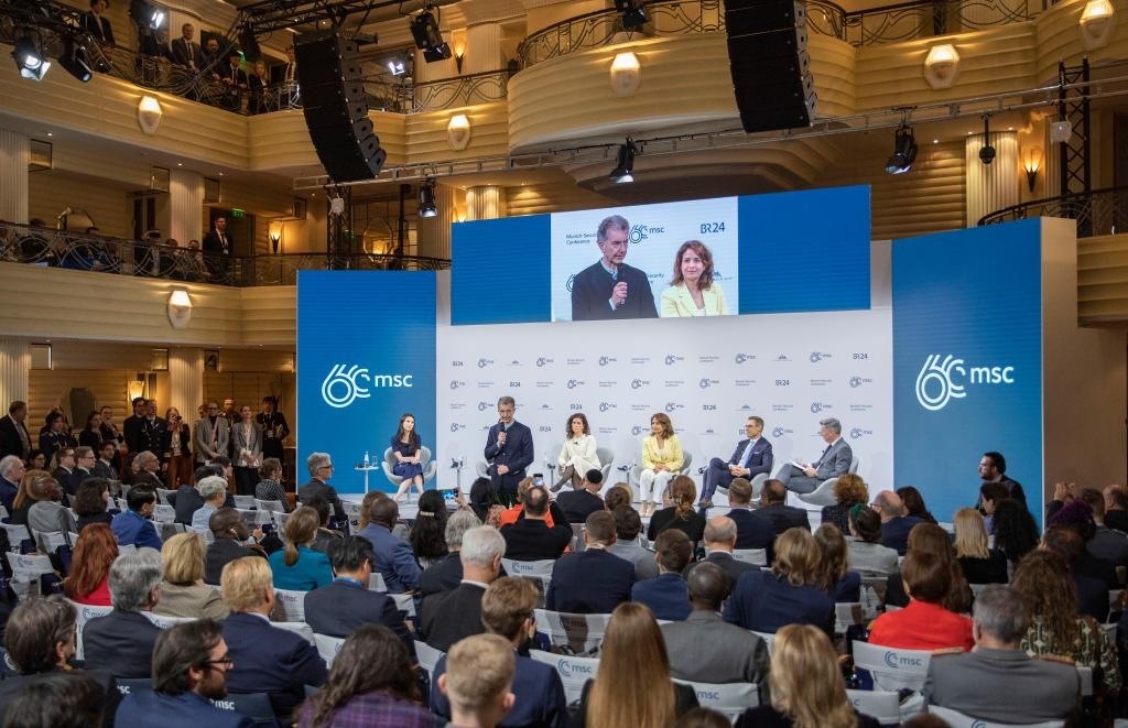 2024年2月18日，慕安會(huì)主席克里斯托夫·霍伊斯根（中左二）在德國(guó)慕尼黑舉行的第60屆慕尼黑安全會(huì)議上發(fā)表閉幕致辭。新華社記者 張帆 攝