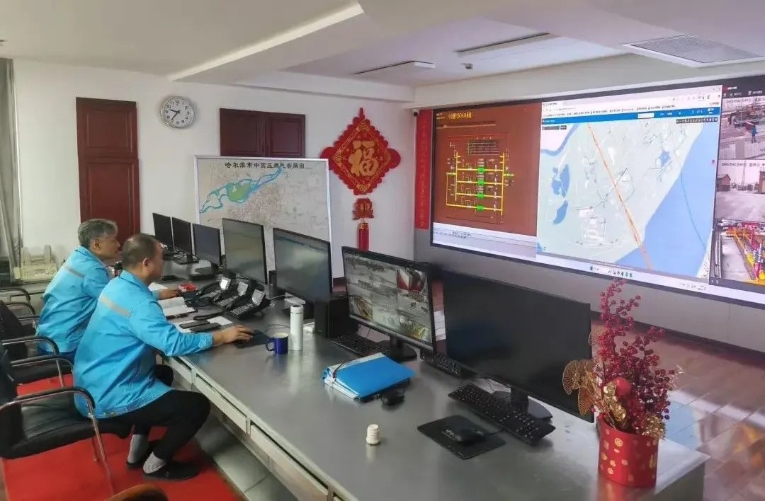 工作人員在燃?xì)庹{(diào)度中心值守。受訪者供圖