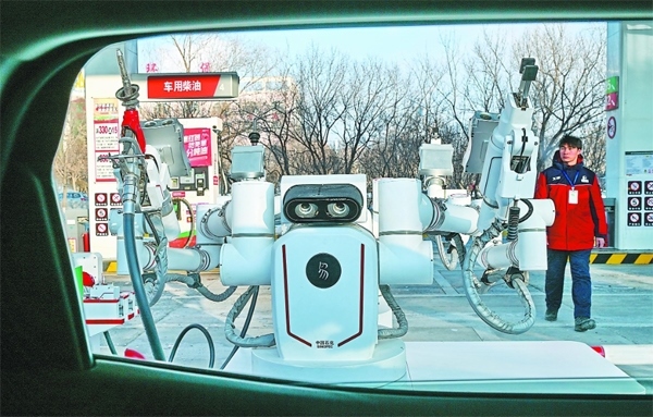 智能加油機(jī)器人在加能站工作。受訪者供圖