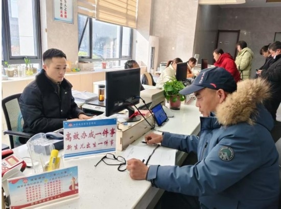 市民在 “高效辦成一件事” 窗口辦理業(yè)務(wù)。彭雪松攝