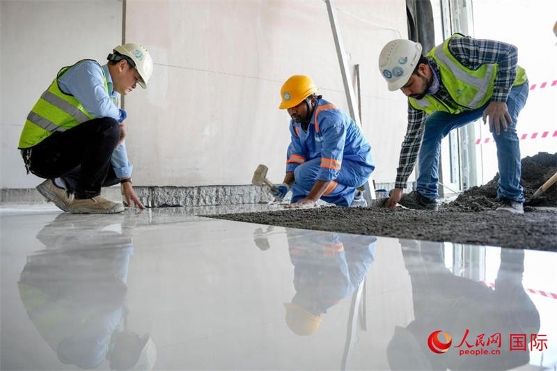 鋪地磚。人民網(wǎng)塔里克·易卜拉欣攝