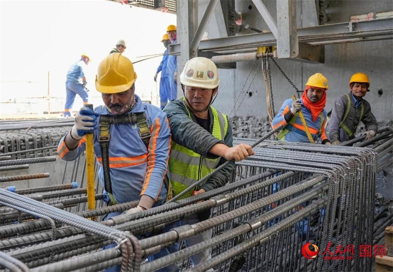 扎鋼筋。人民網(wǎng)塔里克·易卜拉欣攝