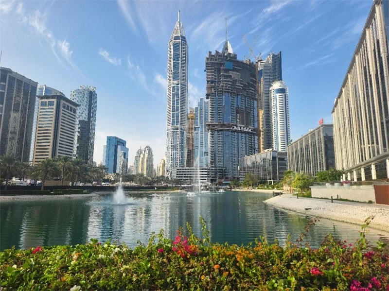 正在建設(shè)中的卡瓦利卡薩高層住宅項目（圖中有腳手架建筑）。 中建中東供圖 