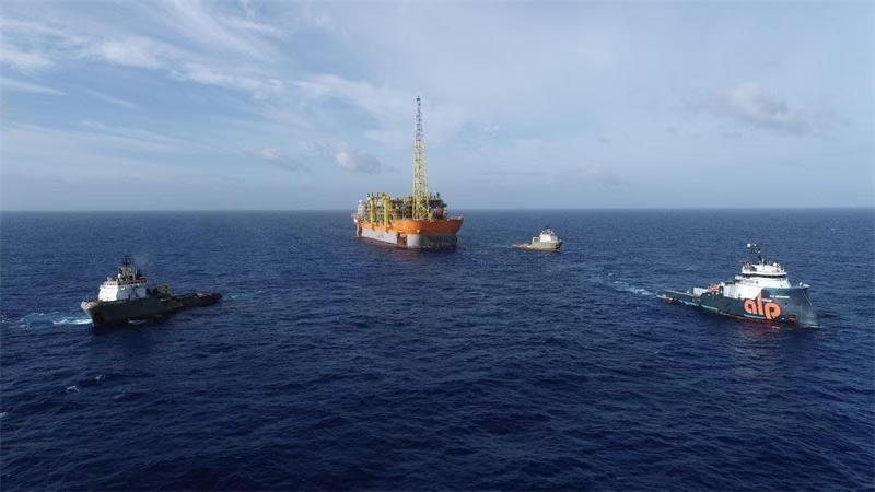 布濟(jì)烏斯七期項目浮式生產(chǎn)儲卸油裝置抵達(dá)油田區(qū)域。巴西國家石油公司供圖