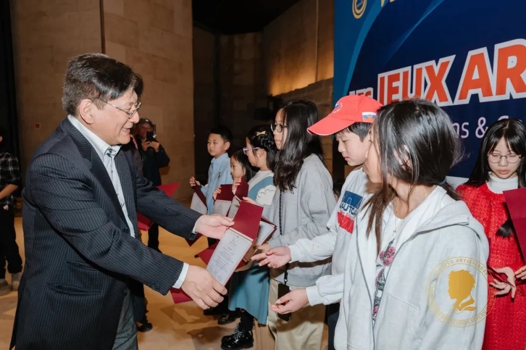 圖2：亞丁為獲獎(jiǎng)兒童頒發(fā)證書(shū)。法中交流促進(jìn)會(huì)供圖