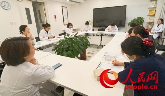 交班會上，海淀醫(yī)院安寧療護(hù)團(tuán)隊(duì)討論患者和家屬需求。人民網(wǎng)記者 金慧慧攝