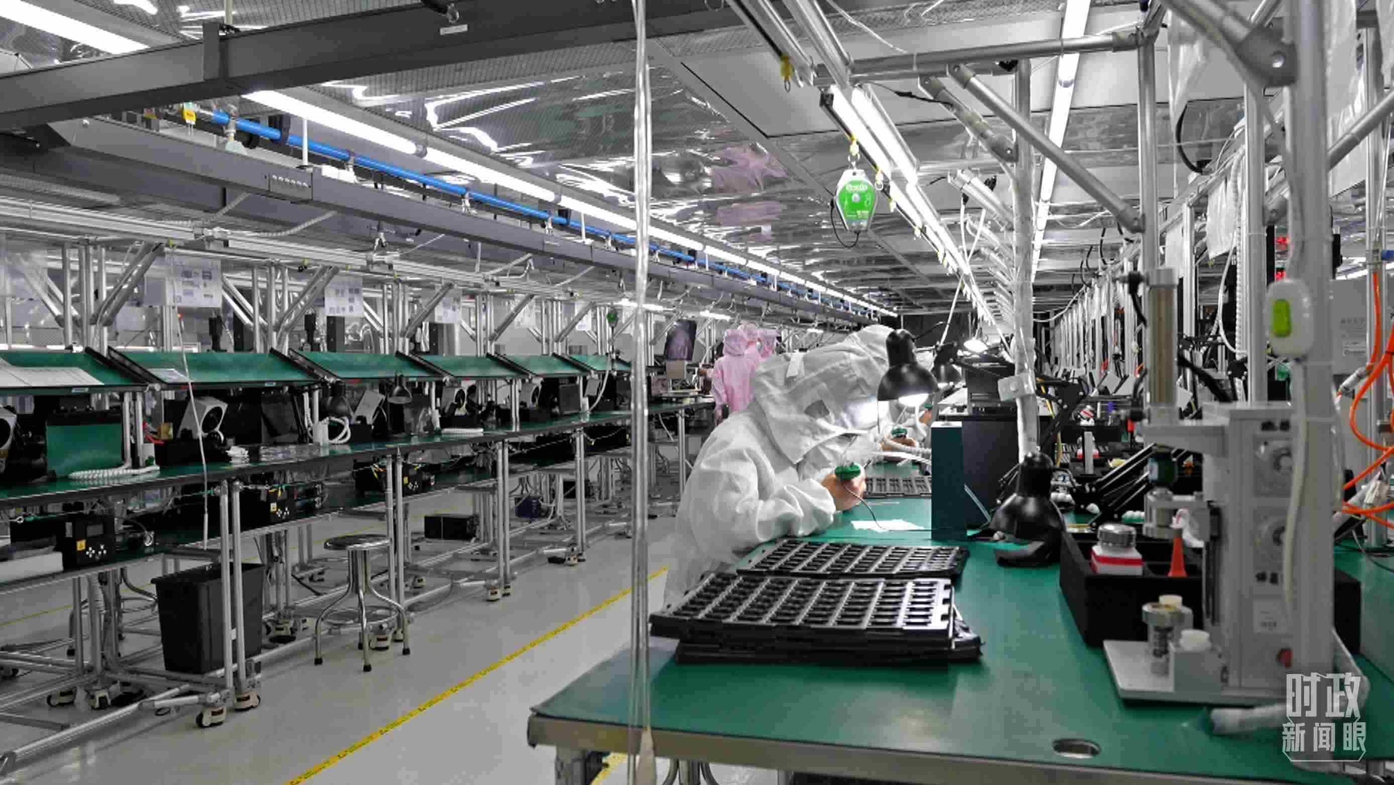 △四川省宜賓市極米光電有限公司的無塵車間光機(jī)組裝線。（總臺(tái)央視記者范學(xué)禹拍攝）