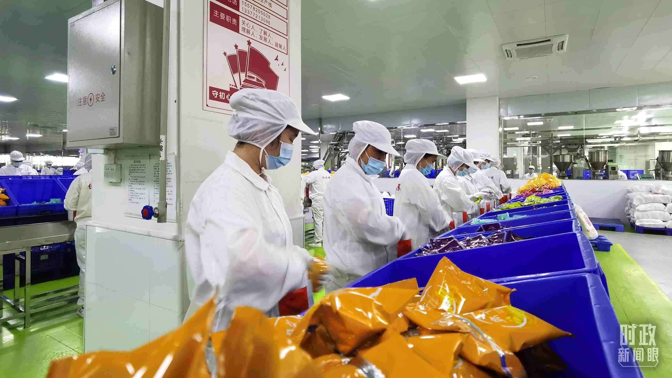 △廣西柳州螺螄粉配料包生產(chǎn)線。（總臺(tái)央視記者郭鴻拍攝）