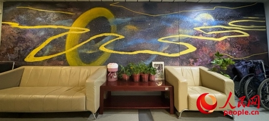 清華長庚醫(yī)院掛著一幅名為“生命長河”的畫，家屬將離世親人的名字寫在上面。人民網(wǎng) 陳葉欣攝