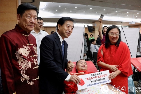 韓志強(qiáng)大使與獻(xiàn)血者代表合影。朱瀟逸攝