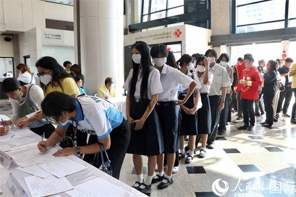獻(xiàn)血者排隊填寫報名表。朱瀟逸攝