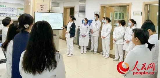 華西第四醫(yī)院姑息醫(yī)學(xué)科交班會上，護士介紹患者情況。人民網(wǎng)記者 金慧慧攝