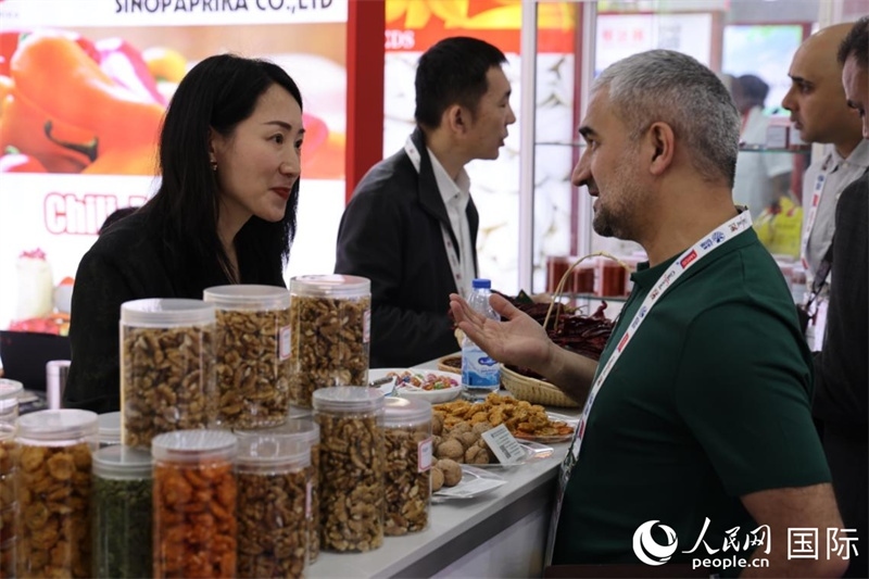 中外商家在第三十屆海灣食品展上交流。人民網(wǎng)記者 張志文攝