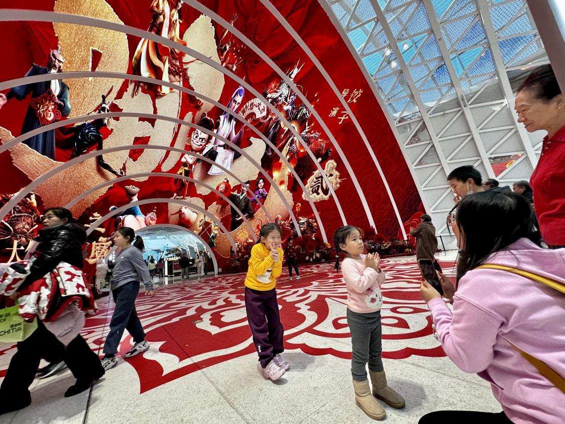 乙巳蛇年春節(jié)期間，影迷在《哪吒之魔童鬧?！肪薹笄芭恼沾蚩ā? style=