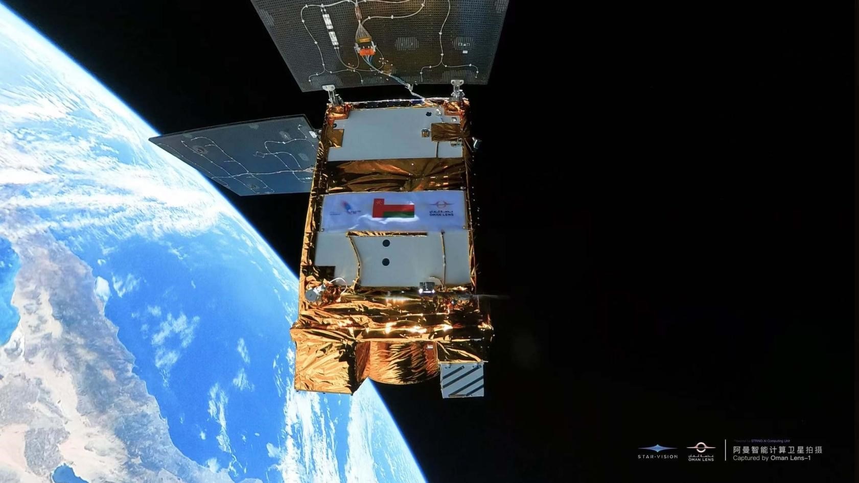 阿曼智能遙感衛(wèi)星一號(hào)近日在太空中自拍。阿曼蘭斯航天公司供圖