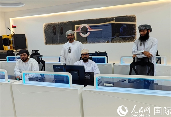 阿曼蘭斯航天公司員工在工作中。人民網(wǎng) 海瑟姆·穆扎恩攝