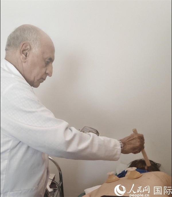 哈利勒正在治療病人。人民網(wǎng)記者 黃培昭攝