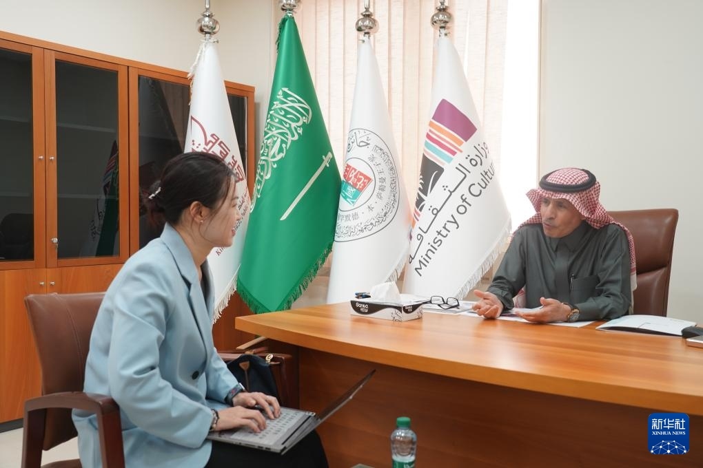 2月19日，“穆罕默德·本·薩勒曼王子沙特-中國(guó)文化合作獎(jiǎng)”（簡(jiǎn)稱“穆罕默德·本·薩勒曼王子獎(jiǎng)”）秘書長(zhǎng)阿卜杜勒·穆赫辛·阿基利（右）在沙特首都利雅得接受新華社記者專訪。新華社記者 尹炣 攝