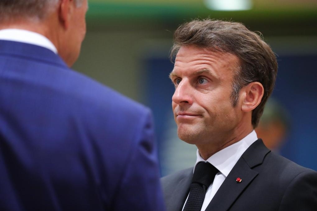 2023年6月29日，在比利時(shí)布魯塞爾，法國(guó)總統(tǒng)馬克龍（右）準(zhǔn)備出席歐盟峰會(huì)。新華社記者鄭煥松攝