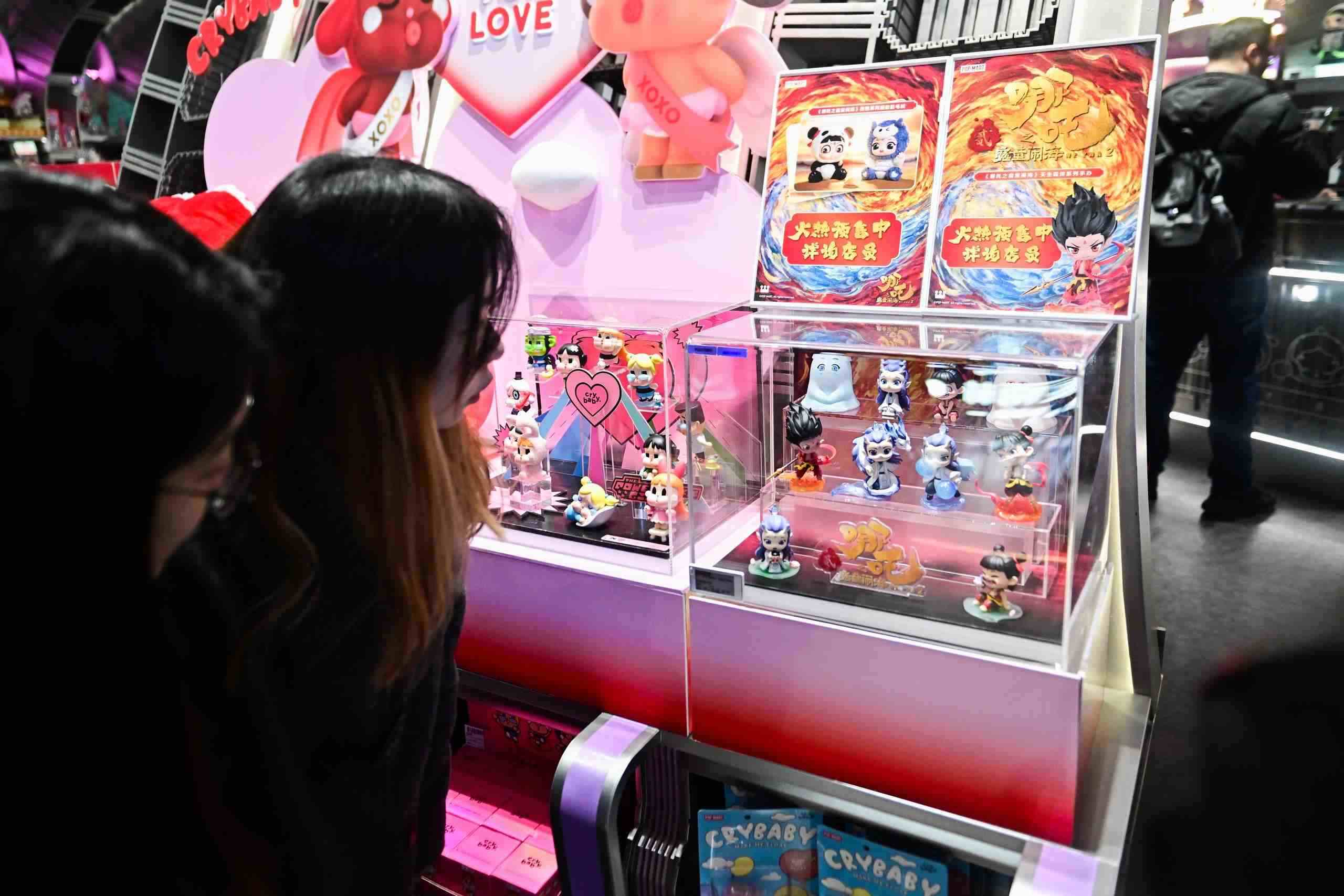 △2025年2月22日，上海，市民在圍觀《哪吒之魔童鬧海》相關(guān)手辦盲盒。