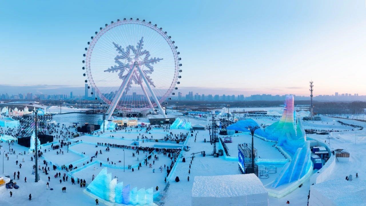 △哈爾濱冰雪大世界吸引游客前來打卡。