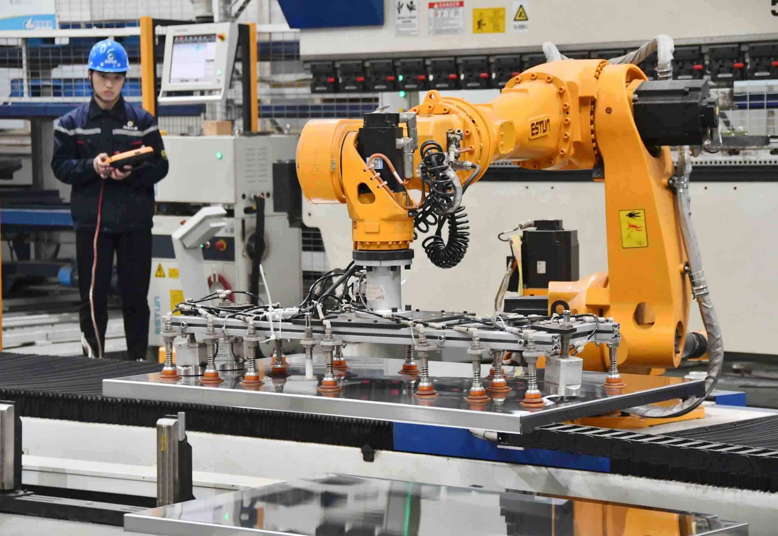 △2025年2月21日，河北邯鄲永年區(qū)工業(yè)園區(qū)的一家企業(yè)，工人正在操控工業(yè)機(jī)器人作業(yè)。