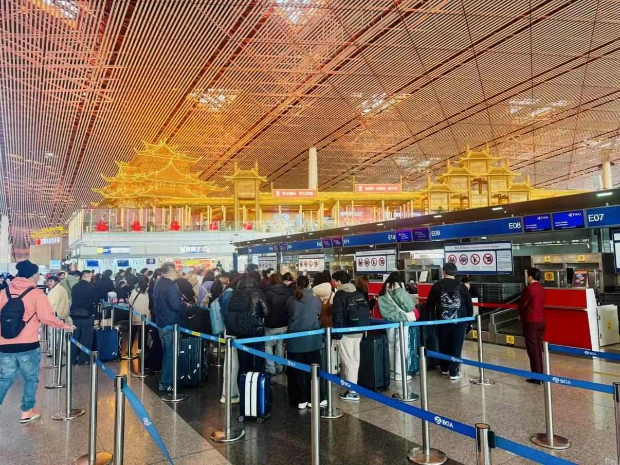 旅客在首都機場值機柜臺辦理乘機手續(xù)。人民網(wǎng)記者 喬雪峰攝