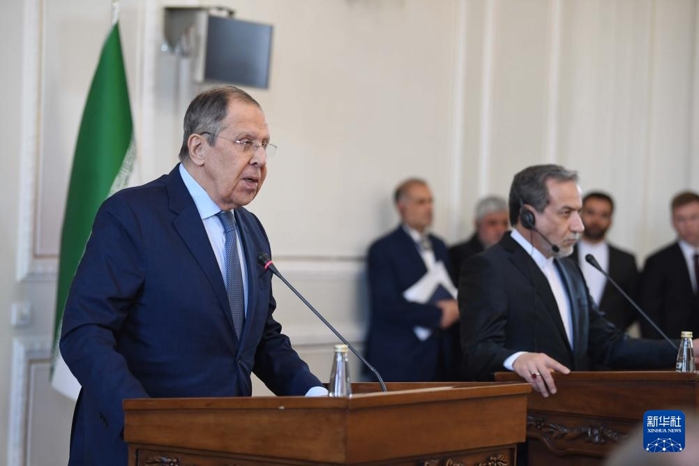 2月25日，在伊朗德黑蘭，俄羅斯外長拉夫羅夫（左）與伊朗外交部長阿拉格齊出席聯(lián)合新聞發(fā)布會。新華社記者 沙達提 攝