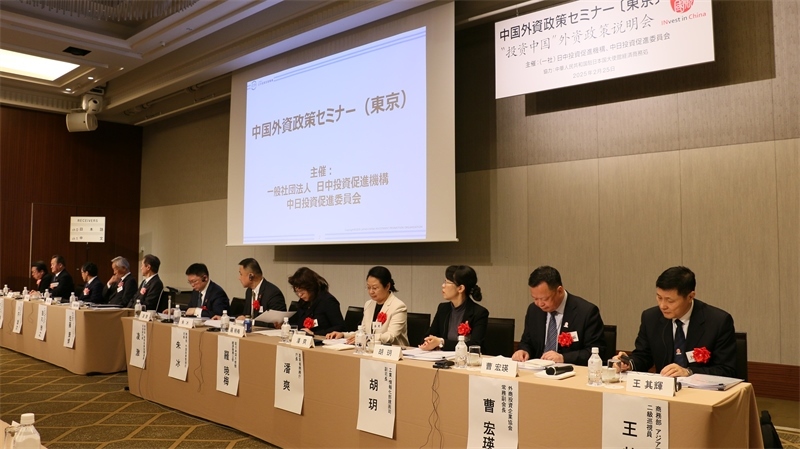 商務部和工業(yè)和信息化部相關司局負責人進行政策說明以及答疑解惑。人民網(wǎng) 許可攝