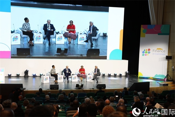 第5屆“共同金融”峰會(huì)在南非開(kāi)普敦國(guó)際會(huì)議中心開(kāi)幕。圖為峰會(huì)開(kāi)幕式現(xiàn)場(chǎng)。人民網(wǎng)記者戴楷然攝