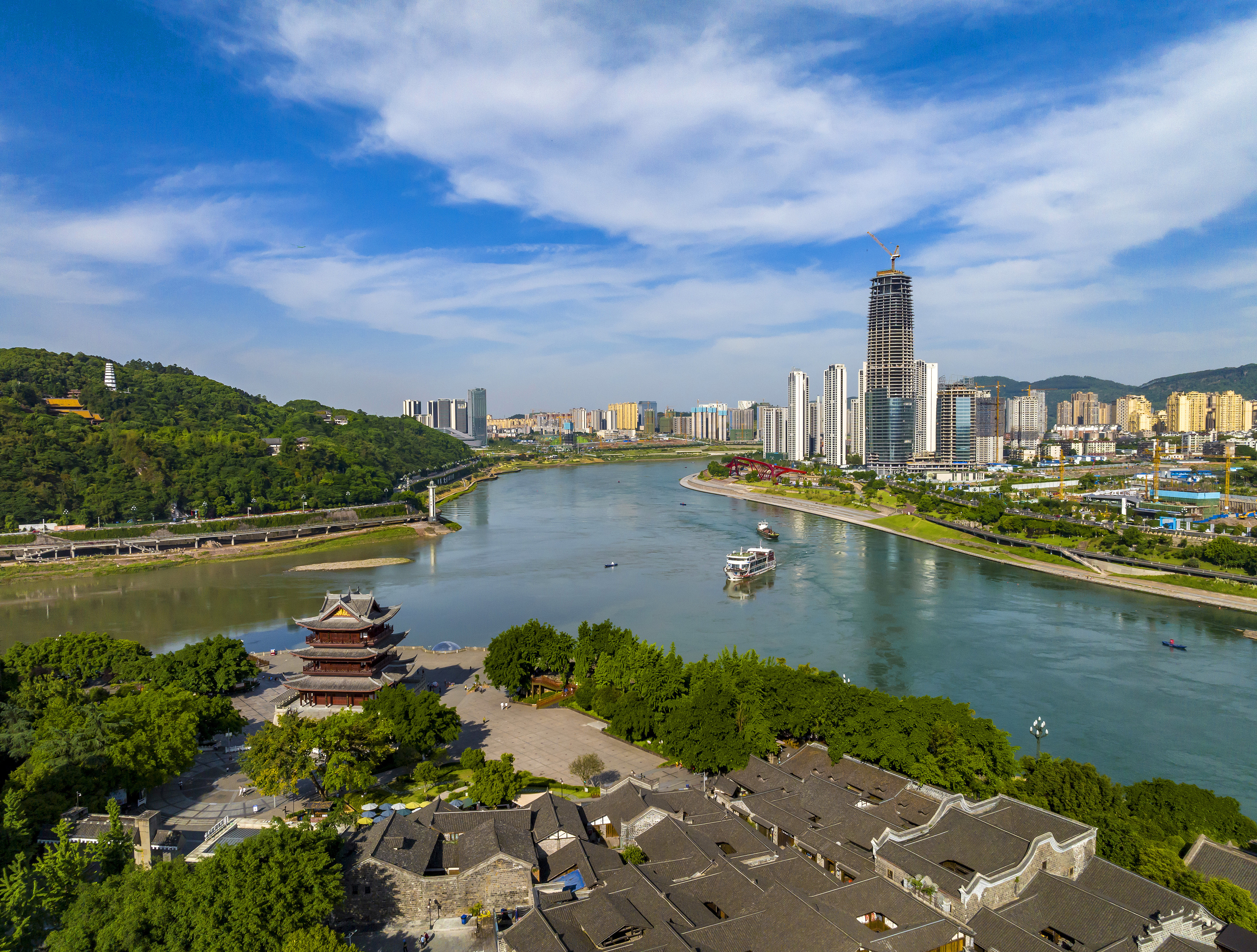 “長江首城”四川宜賓，經(jīng)過長江生態(tài)綜合治理后的三江交匯處風(fēng)光。