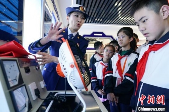 圖為學(xué)生們參觀道里區(qū)消防救援大隊消防科普體驗館內(nèi)電器火災(zāi)演示實驗臺。中新社記者 趙宇航 攝