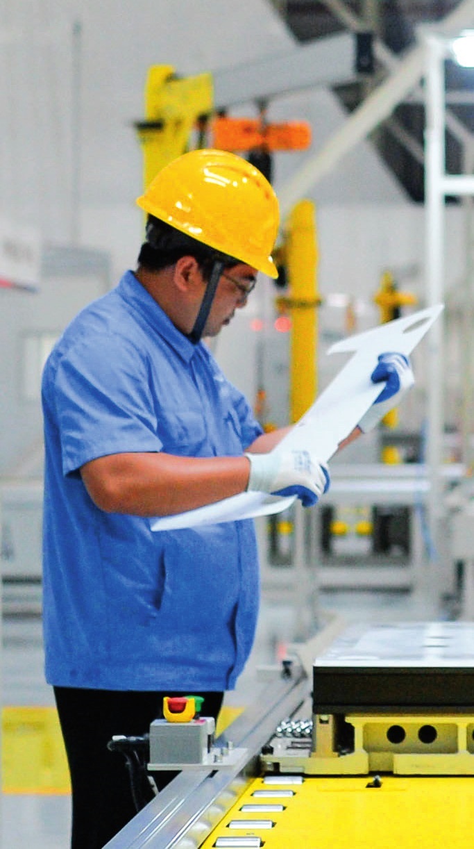 工人在位于廣東珠海的緯景儲能珠?！俺珿工廠”工作（2024年5月19日攝）。李任滋攝/本刊