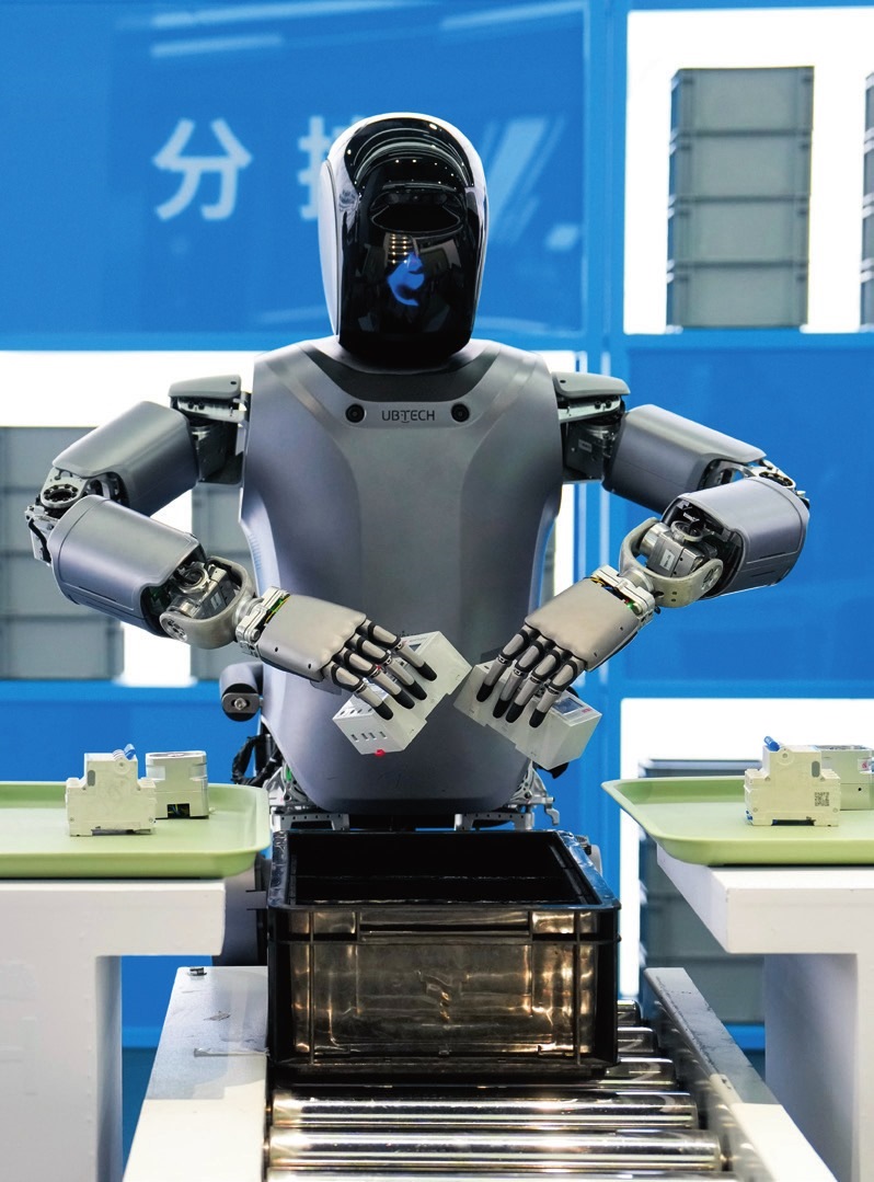 北京“機(jī)器人大世界”展示的優(yōu)必選人形機(jī)器人（2025年2月24日攝）。鞠煥宗攝/本刊