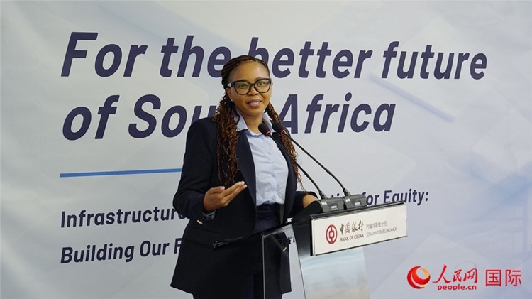 馬塞莫拉女士詳細(xì)介紹了南非政府在基礎(chǔ)設(shè)施建設(shè)方面的最新規(guī)劃和社會(huì)公益項(xiàng)目。人民網(wǎng) 劉暢攝