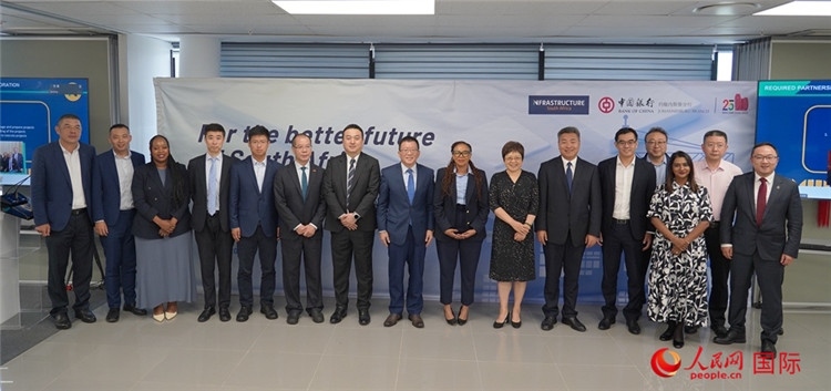 與會(huì)嘉賓合影。人民網(wǎng) 劉暢攝