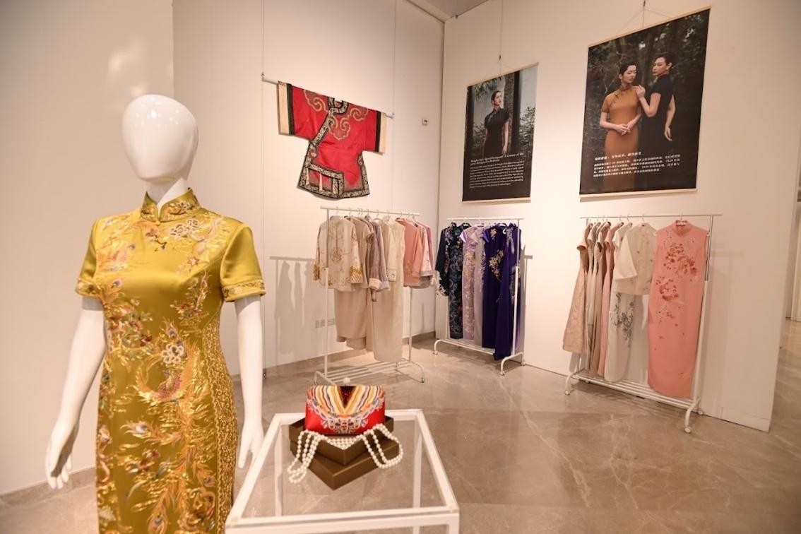 展覽現(xiàn)場(chǎng)展出各種款式的精美旗袍。新加坡中國(guó)文化中心供圖