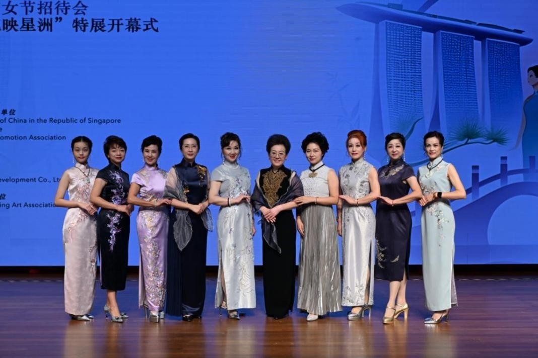海派旗袍走秀展示著不同款式旗袍的獨(dú)特魅力。新加坡中國(guó)文化中心供圖