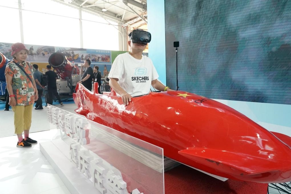 2023年9月15日，觀眾在2023國際冬季運(yùn)動(dòng)（北京）博覽會現(xiàn)場通過VR設(shè)備體驗(yàn)雪車。新華社記者 任超 攝