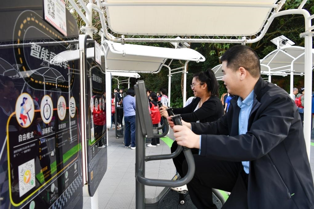 2024年1月20日，市民在蓮花山公園西區(qū)室外智能健身房參加競賽活動(dòng)。當(dāng)日，深圳市室外智能健身競賽活動(dòng)舉行。新華社記者 梁旭 攝