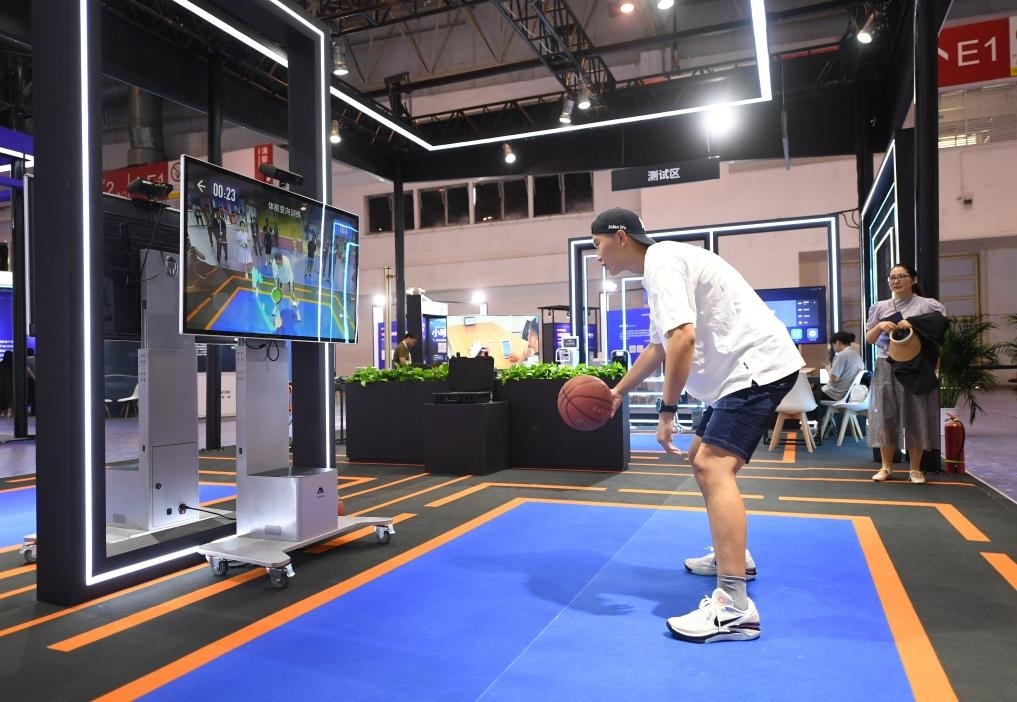 2023年8月25日，在HICOOL2023全球創(chuàng)業(yè)者峰會展覽展示區(qū)，觀眾體驗(yàn)AI智慧體育運(yùn)動(dòng)系統(tǒng)。當(dāng)日，HICOOL2023全球創(chuàng)業(yè)者峰會在位于北京市順義區(qū)的中國國際展覽中心（新館）開幕。新華社記者 任超 攝