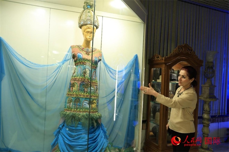 設(shè)計師展示服飾。人民網(wǎng)伊納斯·易卜拉欣攝
