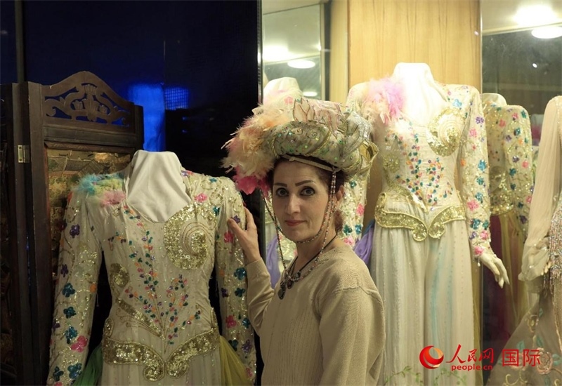 設(shè)計師展示阿拉伯阿巴斯王朝時期王冠。人民網(wǎng)伊納斯·易卜拉欣攝