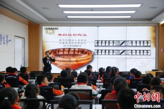 圖為學(xué)生在“國(guó)寶音樂會(huì)”社教課中了解舞蹈紋彩陶盆。中新社記者 馬銘言 攝